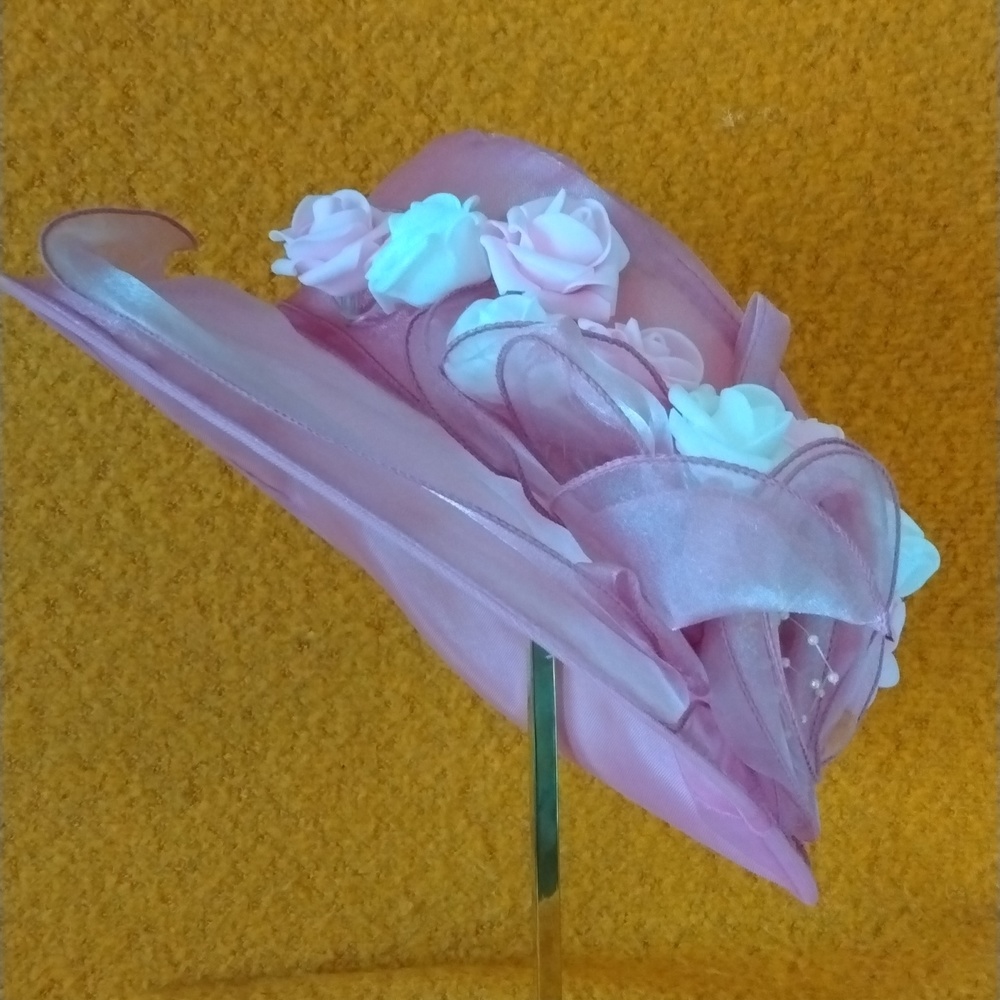 Yayilu lighted rose garden hat.